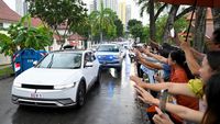 Potret Paus Fransiskus Naik Mobil Listrik di Singapura
