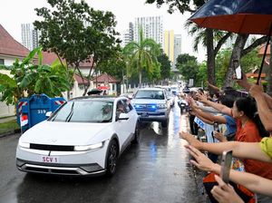 Potret Paus Fransiskus Naik Mobil Listrik di Singapura