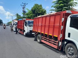 Belasan Truk Ditilang gegara Langgar Larangan Masuk Kota Semarapura