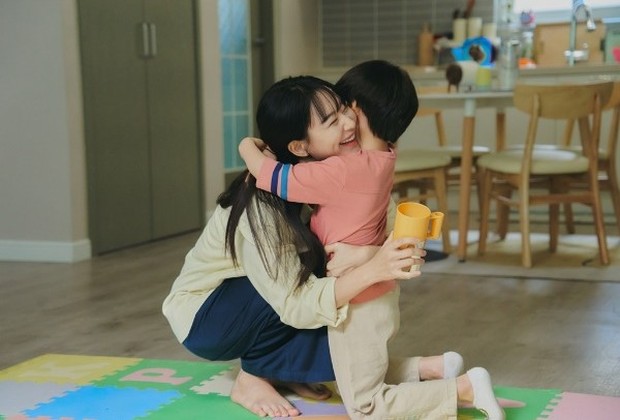 Shin Min Ah di drama Our Blues (2022)/Foto: tvN