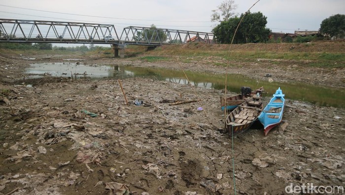 Sungai Silugonggo kering kerontang yang memunculkan nelayan Banjarsari dan Mintobasuki Kecamatan Gabus tidak sanggup bekerja, Rabu (11/9/2024). Sungai Silugonggo kering kerontang yang memunculkan nelayan Banjarsari dan Mintobasuki Kecamatan Gabus tidak sanggup bekerja, Rabu (11/9/2024).
