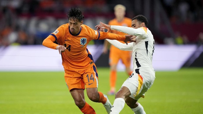 AMSTERDAM, NETHERLANDS - SEPTEMBER 10: (L-R) Tijjani Reijnders of Holland, Jamal Musiala of Germany  during the  UEFA Nations league match between Holland  v Germany at the Johan Cruijff Arena on September 10, 2024 in Amsterdam Netherlands (Photo by Roy Lazet/Soccrates/Getty Images)