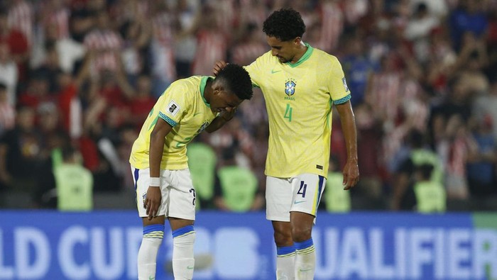 Soccer Football - World Cup - South American Qualifiers - Paraguay v Brazil - Estadio Defensores del Chaco, Asuncion, Paraguay - September 10, 2024 Brazils Marquinhos and Brazils Joao Pedro look dejected after the match REUTERS/Cesar Olmedo