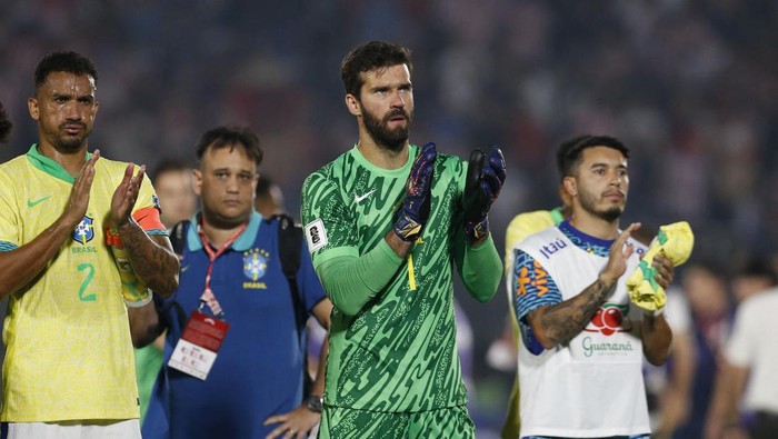 Soccer Football - World Cup - South American Qualifiers - Paraguay v Brazil - Estadio Defensores del Chaco, Asuncion, Paraguay - September 10, 2024 Brazils Alisson Becker with teammates look dejected after the match REUTERS/Cesar Olmedo
