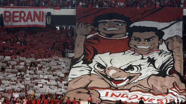 Suporter Indonesia melakukan koreografi saat berlangsung pertandingan antara Timnas Indonesia melawan Timnas Australia dalam laga Grup C putaran ketiga Kualifikasi Piala Dunia 2026 Zona Asia di Stadion Utama Gelora Bung Karno, Senayan, Jakarta, Selasa (10/9/2024). ANTARA FOTO/Hafidz Mubarak A/sgd/tom.
