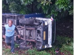 Truk di Tol Jagorawi Terguling hingga Masuk Rerumputan Gegara Sopir Ngantuk