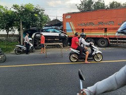 Rem Blong, Truk Wing Box Seruduk Mobil dan Warung di Jalan Denpasar-Gilimanuk