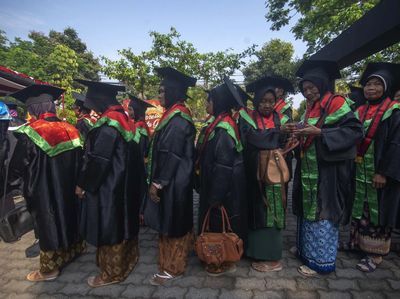 Potret Wisuda Lansia di Boyolali