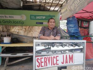 Kesetiaan Zainudin Puluhan Tahun Menyambung Hidup dari Jasa Servis Jam