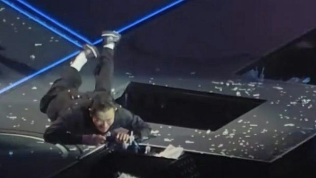 Andy Lau terjatuh saat konser.
