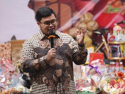 Bupati Dhito Ikut Lelang Hasil Bumi di Perayaan Undhuh-Undhuh GKJW Segaran