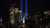 Cahaya Kembar Tembus Langit New York Peringati Tragedi 9/11