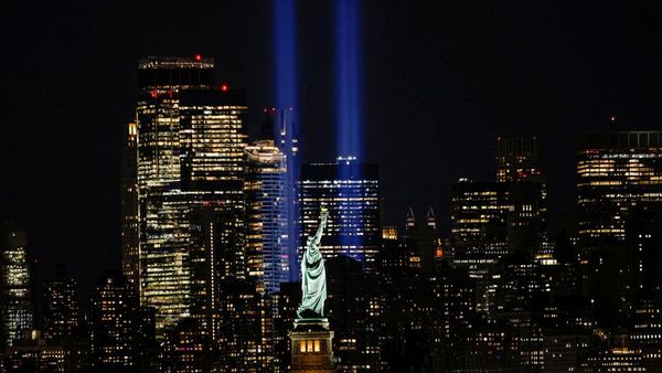 Cahaya Kembar Tembus Langit New York Peringati Tragedi 9/11