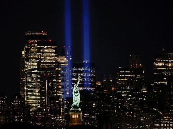 Cahaya Kembar Tembus Langit New York Peringati Tragedi 9/11