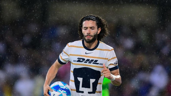 MEXICO CITY, MEXICO - SEPTEMBER 1: Cesar Huerta of Pumas holds the ball during the 6th round match between Pumas UNAM and Tigres UANL as part of the Torneo Apertura 2024 Liga MX at Corona Stadium on September 1, 2024 in Torreon, Mexico. (Photo by Jaime Lopez/Jam Media/Getty Images)