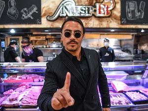 Efek Review Buruk, Keuntungan Restoran Steak Milik Salt Bae Turun Rp 32,1 Miliar Efek Review Buruk, Keuntungan Restoran Steak Milik Salt Bae Turun Rp 32,1 Miliar