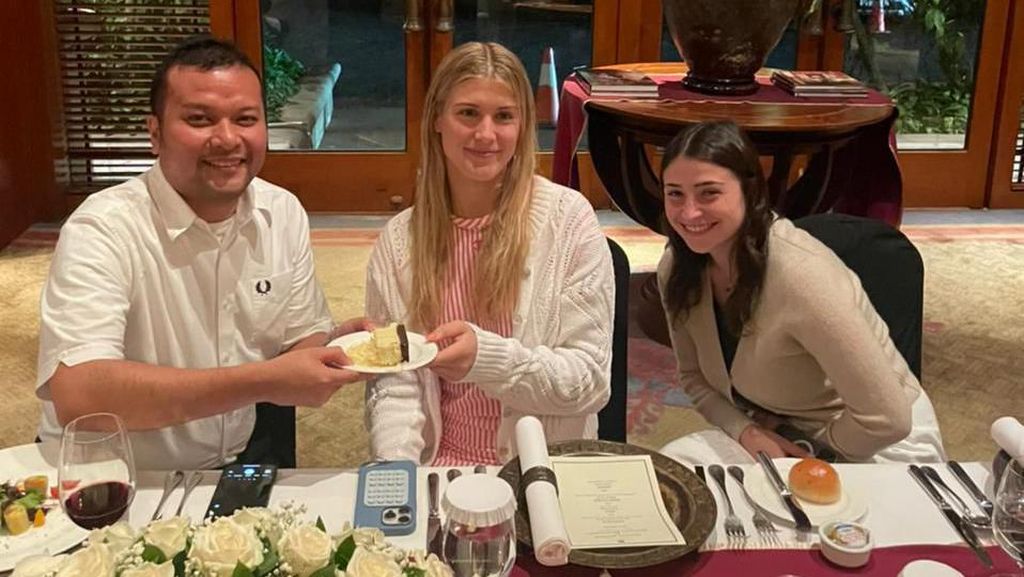 Ekspresi Eugenie Bouchard Saat Terima Kue dari Pengacara Ini Ekspresi Eugenie Bouchard Saat Terima Kue dari Pengacara Ini