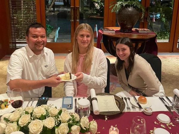 Ekspresi Eugenie Bouchard Saat Terima Kue dari Pengacara Ini
