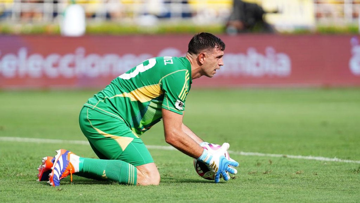 Emiliano Dibu Martinez di laga Kolombia vs Argentina. (Foto: Andres Rot/Getty Images)