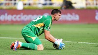 Emiliano Martinez juga nyaris pindah dari Aston Villa. Manchester United sempat meminatinya, namun tak ada tawaran datang ternyata sampai bursa ditutup. (Foto: Andres Rot/Getty Images)