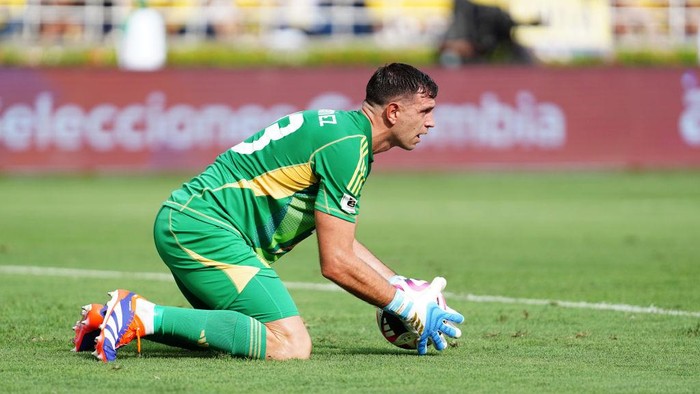 BARRANQUILLA, COLOMBIA - SEPTEMBER 10: Emiliano Martinez of Argentina  makes a save during the South American FIFA World Cup 2026 Qualifier match between Colombia and Argentina at Roberto Melendez Metropolitan Stadium on September 10, 2024 in Barranquilla, Colombia. (Photo by Andres Rot/Getty Images)
