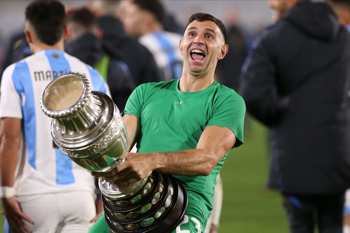 Emiliano Martinez BUENOS AIRES, ARGENTINA - SEPTEMBER 5: Emiliano Martinez of Argentina celebrates after a FIFA World Cup 2026 Qualifier match between Argentina and Chile at Estadio Mas Monumental Antonio Vespucio Liberti on September 5, 2024 in Buenos Aires, Argentina. (Photo by Daniel Jayo/Getty Images)