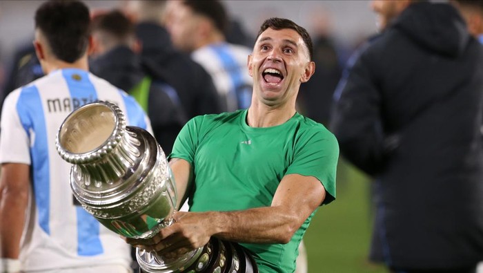 Emiliano Martinez BUENOS AIRES, ARGENTINA - SEPTEMBER 5: Emiliano Martinez of Argentina celebrates after a FIFA World Cup 2026 Qualifier match between Argentina and Chile at Estadio Mas Monumental Antonio Vespucio Liberti on September 5, 2024 in Buenos Aires, Argentina. (Photo by Daniel Jayo/Getty Images)
