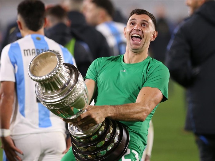 BUENOS AIRES, ARGENTINA - SEPTEMBER 5:  Emiliano Martinez of Argentina celebrates after a FIFA World Cup 2026 Qualifier match between Argentina and Chile at Estadio Mas Monumental Antonio Vespucio Liberti on September 5, 2024 in Buenos Aires, Argentina. (Photo by Daniel Jayo/Getty Images)