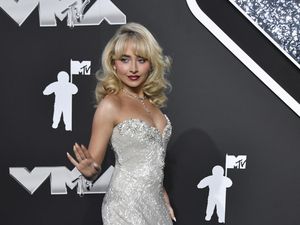 Please, Deh! Sabrina Carpenter Tuh Gak Pernah Lipsync