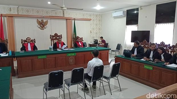 I Nyoman Sukena, terdakwa problem pemeliharaan landak jawa menjalani persidangan di PN Denpasar, Kamis (12/9/2024). (Aryo Mahendro/detikBali)