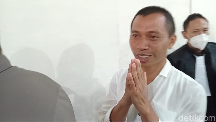 I Nyoman Sukena, terdakwa problem pemeliharan landak jawa, seusai menjalani sidang di PN Denpasar, Kamis (12/9/2024). (Aryo Mahendro/detikBali) I Nyoman Sukena, terdakwa problem pemeliharan landak jawa, seusai menjalani sidang di PN Denpasar, Kamis (12/9/2024). (Aryo Mahendro/detikBali)