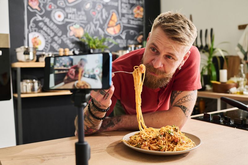 Ilustrasi influencer makanan dan food vlogger saat ulas makanan