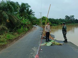 Jalan Lintas Muratara Ambles Akibat Longsor, Satu Mobil Nyaris Masuk Sungai