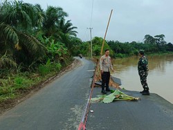Jalan Lintas Muratara Ambles Akibat Longsor, Satu Mobil Nyaris Masuk Sungai