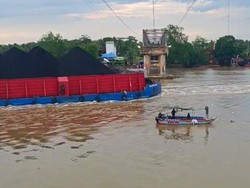 Jalur Sungai di Bawah Jembatan Lalan Muba Sudah Bisa Dilewati Kapal