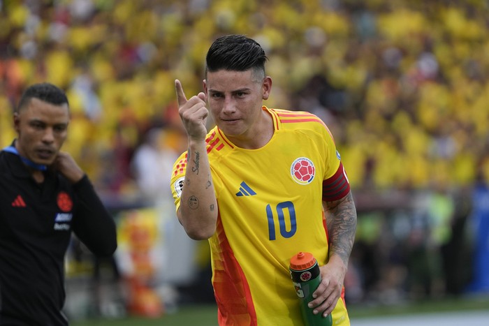 Colombias James Rodriguez celebrates scoring a penalty, his sides second goal, against Argentina during a qualifying soccer match for the FIFA World Cup 2026 at the Metropolitano Roberto Melendez stadium in Barranquilla, Colombia, Tuesday, Sept. 10, 2024. (AP Photo/Ricardo Mazalan)
