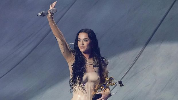 US singer Katy Perry holds the MTV Video Vanguard award after performing on stage during the MTV Video Music Awards at UBS Arena in Elmont, New York, on September 11, 2024. (Photo by TIMOTHY A. CLARY / AFP)