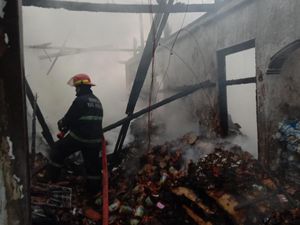 Gudang Sembako di Leuwisadeng Bogor Terbakar, Diduga Akibat Korsleting Gudang Sembako di Leuwisadeng Bogor Terbakar, Diduga Akibat Korsleting