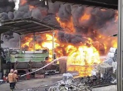 Pabrik Plastik di Kedamean Gresik Terbakar Hebat