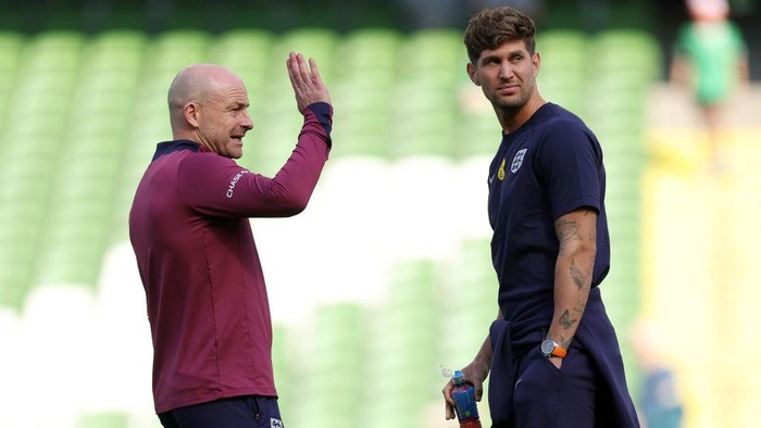 DUBLIN, IRELAND - SEPTEMBER 07: Lee Carsley, Interim Manager of England, talks to John Stones of England as they inspect the pitch prior to the UEFA Nations League 2024/25 League B Group B2 match between Republic of Ireland and England at Aviva Stadium on September 07, 2024 in Dublin, Ireland. (Photo by Eddie Keogh - The FA/The FA via Getty Images)