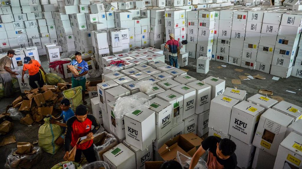 Melihat Persiapan Logistik Pilkada di Gudang KPU Bandung Melihat Persiapan Logistik Pilkada di Gudang KPU Bandung