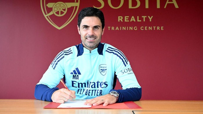 LONDON COLNEY, ENGLAND - SEPTEMBER 12: Arsenal manager Mikel Arteta Signs a new contract at Sobha Realty Training Centre on September 12, 2024 in London Colney, England. (Photo by Stuart MacFarlane/Arsenal FC via Getty Images)