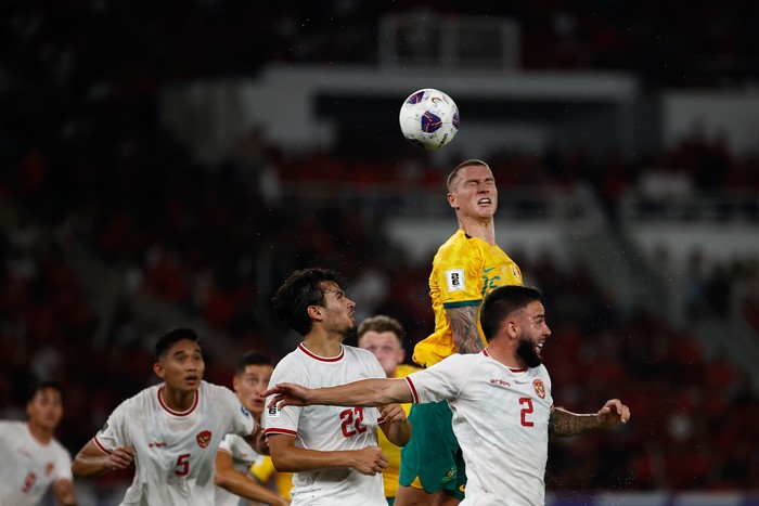 JAKARTA, INDONESIA - SEPTEMBER 10: Mitchell Duke of Australia heads the ball during the FIFA World Cup Asian 3rd Qualifier Group C match between Indonesia and Australia at Gelora Bung Karno Stadium on September 10, 2024 in Jakarta, Indonesia. (Photo by Robertus Pudyanto/Getty Images)