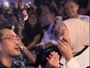 Viral Bikin Romantis, Pria Lamar Pacar Saat Konser Bruno Mars di Jakarta Viral Bikin Romantis, Pria Lamar Pacar Saat Konser Bruno Mars di Jakarta