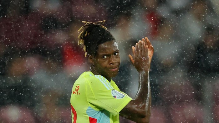 Nico Williams Soccer Football - Nations League - League A - Group 4 - Switzerland v Spain - Stade de Geneve, Geneva, Switzerland - September 8, 2024 Spains Nico Williams applauds fans after being substituted REUTERS/Denis Balibouse