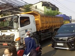 Cerita Warga Telat Ngantor gara-gara Truk Mogok Bikin Macet di Sawangan