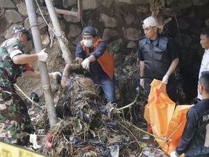 Geger Penemuan Mayat Tanpa Busana Mengambang di Sungai Cipadaulun Geger Penemuan Mayat Tanpa Busana Mengambang di Sungai Cipadaulun