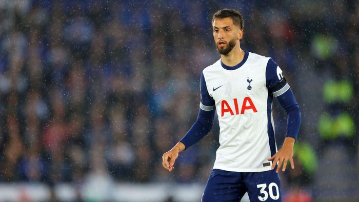 LEICESTER, ENGLAND - AUGUST 19: Rodrigo Bentancur of Tottenham Hotspur looks on during the Premier League match between Leicester City FC and Tottenham Hotspur FC at The King Power Stadium on August 19, 2024 in Leicester, England. (Photo by Malcolm Couzens/Getty Images)