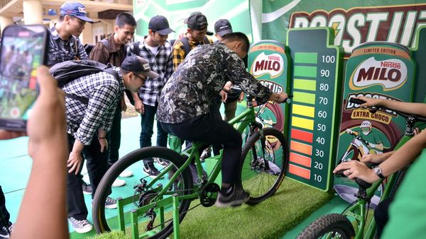 Semangatnya Mahasiswa Baru Ikut Lomba Isi Baterai dengan Kayuh Sepeda