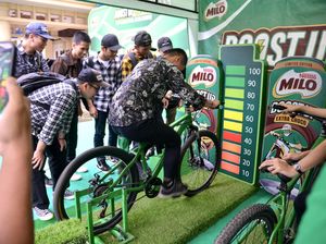 Semangatnya Mahasiswa Baru Ikut Lomba Isi Baterai dengan Kayuh Sepeda Semangatnya Mahasiswa Baru Ikut Lomba Isi Baterai dengan Kayuh Sepeda